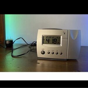 Atomic Projection Clock Display Time Date Snooze Alarm Silver pre-owned GREAT